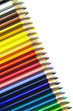 Boya kalemleri. Beyaz arkaplanda izole edilmiş renkli kalemler.