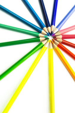 Boya kalemleri. Beyaz arkaplanda izole edilmiş renkli kalemler.