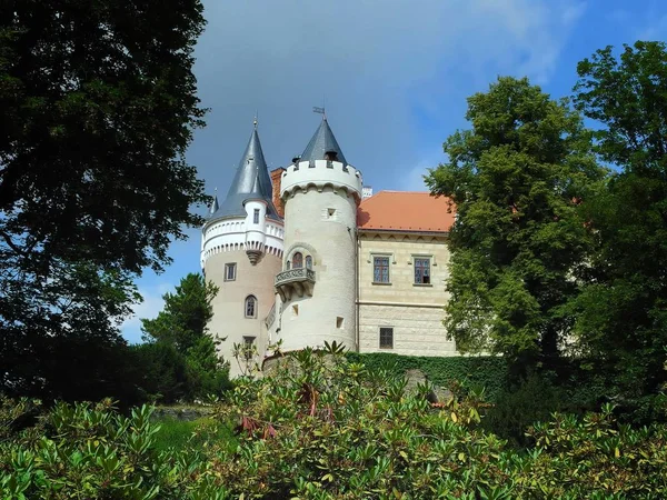 Zleby castillo vista a través de vegetación — Foto de Stock