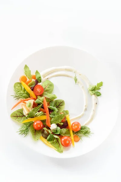 Insalata di micro-verdi e verdure su un piatto bianco — Foto Stock