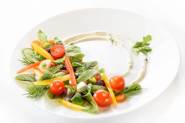 Салат из микро-зелени и овощей на белой тарелке — стоковое фото