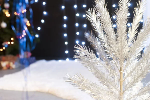 Noel 'in bulanık ışıkları çelenk ve süslemeler arka planda — Stok fotoğraf