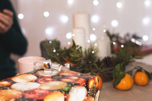 Beyaz mumlardan, kozalaklı mandallardan ve hediyelerden oluşan bir masanın üzerindeki Noel dekoru. Firavun Noel çelengi — Stok fotoğraf