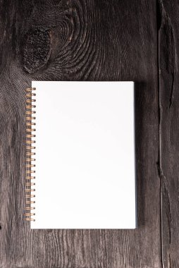 İş konsepti, notlar için notlar, beyaz bir çarşaf ile ahşap koyu kahverengi masa üzerinde rustik tarzı