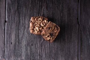 yulaf ezmesi ve çikolatalı kekler ahşap gri bir masanın üzerinde kırsal tarzda yatarlar. sağlıklı yiyecek reçetesi