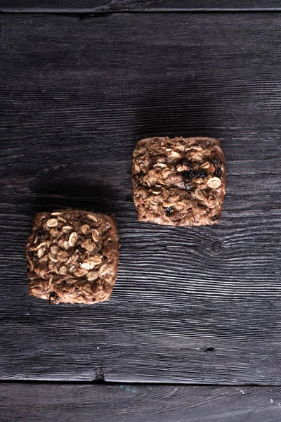 Farinha de aveia e muffins de chocolate jazem em uma mesa cinza de madeira em estilo rústico. prescrição de alimentos saudáveis — Fotografia de Stock