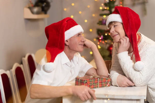 Anziani coppia uomo e donna festeggiare il Natale in rosso Santa Claus caps — Foto Stock