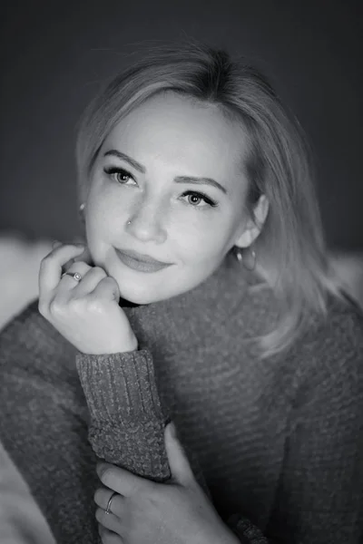 Retrato de una niña sobre un fondo gris borroso en blanco y negro. Película granular. ruido . —  Fotos de Stock