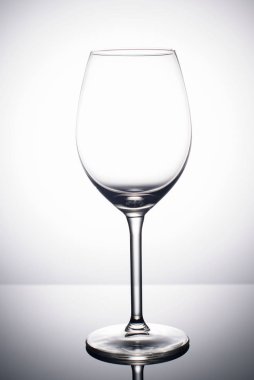 Arka planda bir cam parçası. Beyaz arka planda dekorasyon için çanaklar