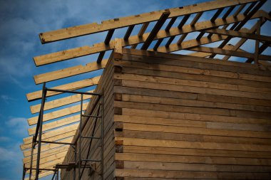 Bir ev inşa etme süreci, gökyüzüne karşı bir çatı