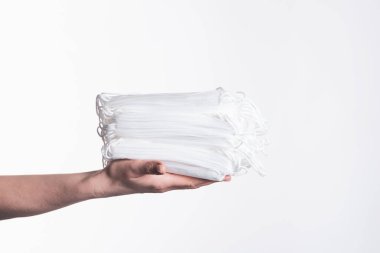 Doktorun elinde bir sürü tıbbi maske var.