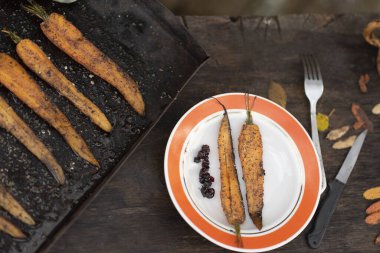 Havuç doğra ve sonbaharda temiz havada fırında pişir.