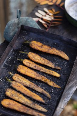 Havuç doğra ve sonbaharda temiz havada fırında pişir.