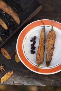Sonbaharda taze havada fırında havuç. Tabakta servis edilir..