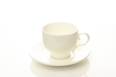 kupa ve fincan tabağı beyaz arkaplanda