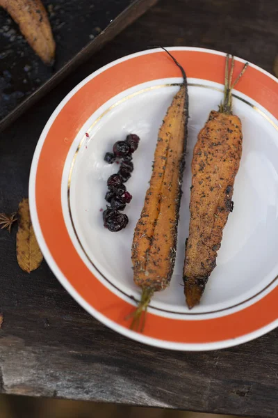 Sonbaharda taze havada fırında havuç. Tabakta servis edilir..
