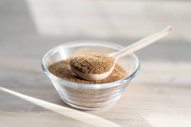 Sebze lifleri, arka plandaki cam bir kasede yatar.