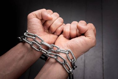 Kelepçelenmiş erkek yumrukları. Kelepçe kavramı olarak.