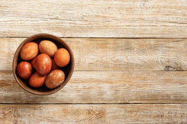 Paskalya bayramının sembolü olarak bir bardakta bulunan açık renkli kahverengi yumurtalar.