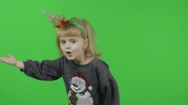 Bir kardan adamla süveter giyen mutlu küçük kız. Noel zamanı. Krom Anahtar