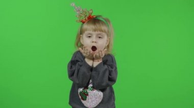 Bir kardan adamla süveter giyen mutlu küçük kız. Noel zamanı. Krom Anahtar