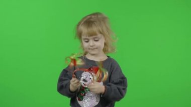 Bir kardan adamla süveter giyen mutlu küçük kız. Noel zamanı. Krom Anahtar