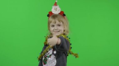 Bir kardan adamla süveter giyen mutlu küçük kız. Noel zamanı. Krom Anahtar