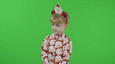 Noel Baba 'yla tişörtlü mutlu küçük kız. Noel zamanı. Krom Anahtar