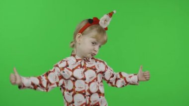 Noel Baba 'yla tişörtlü mutlu küçük kız. Noel zamanı. Krom Anahtar