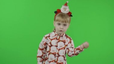 Noel Baba 'yla tişörtlü mutlu küçük kız. Noel zamanı. Krom Anahtar