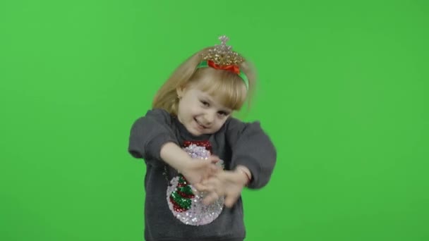 Gelukkig mooi meisje in een trui met een sneeuwpop. Kerstmis. Chroma-toets — Stockvideo