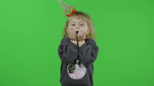 Feliz niña hermosa en un suéter con un muñeco de nieve. Navidad. Clave de croma — Vídeos de Stock