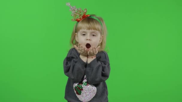 Счастливая красивая маленькая девочка в свитере со снеговиком. Рождество. Ключ хромы — стоковое видео