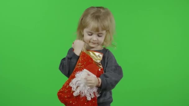 Menina bonita feliz em uma camisola com um boneco de neve. No Natal. Chave Chroma — Vídeo de Stock