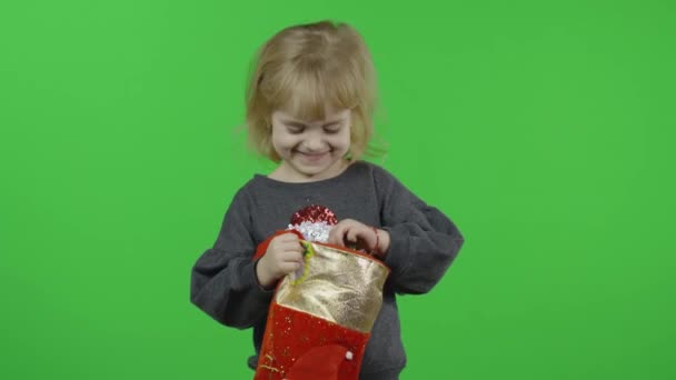 Szczęśliwa piękna dziewczynka w swetrze ze bałwanem. Święta. Klucz chromowy — Wideo stockowe