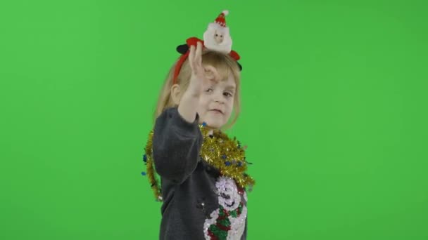 Ευτυχισμένο όμορφο κοριτσάκι με πουλόβερ και χιονάνθρωπο. Χριστούγεννα. Κλειδί χρωμίου — Αρχείο Βίντεο