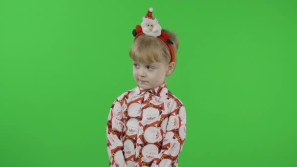 Glücklich schönes kleines Mädchen in einem Hemd mit einem Weihnachtsmann. Weihnachten. Chroma-Schlüssel — Stockvideo