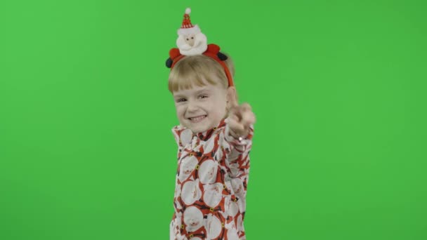 Szczęśliwa, piękna dziewczynka w koszuli ze Świętym Mikołajem. Święta. Klucz chromowy — Wideo stockowe