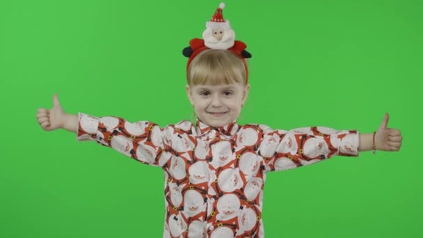 Gelukkig mooi klein meisje in een shirt met een kerstman. Kerstmis. Chroma-toets — Stockvideo