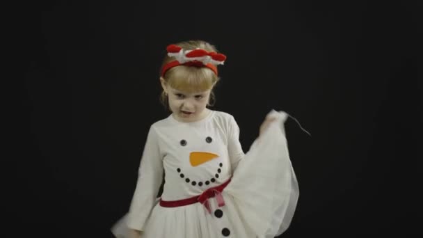 Feliz niña hermosa en traje de muñeco de nieve. Hacer caras, bailar — Vídeos de Stock