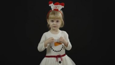 Kardan adam kostümlü mutlu bir kız bebek. Noel zamanı. Yüz yap, dans et.