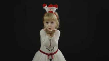 Kardan adam kostümlü mutlu bir kız bebek. Noel zamanı. Yüz yap, dans et.
