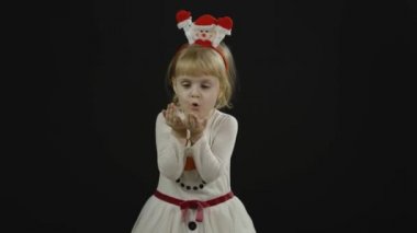 Kardan adam kostümlü mutlu bir kız bebek. Noel zamanı. Yüz yap, dans et.