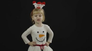 Kardan adam kostümlü mutlu bir kız bebek. Noel zamanı. Yüz yap, dans et.