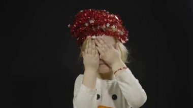 Kardan adam kostümlü mutlu bir kız bebek. Noel zamanı. Yüz yap, dans et.