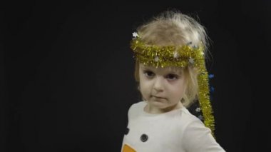 Kardan adam kostümlü mutlu bir kız bebek. Noel zamanı. Yüz yap, dans et.
