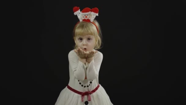 Felice bella bambina in costume da pupazzo di neve. Natale. Faccia facce, balli — Video Stock