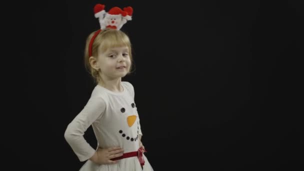 Feliz niña hermosa en traje de muñeco de nieve. Navidad. Hacer caras, bailar — Vídeos de Stock