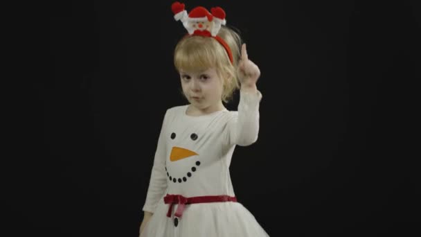 Feliz niña hermosa en traje de muñeco de nieve. Navidad. Hacer caras, bailar — Vídeo de stock