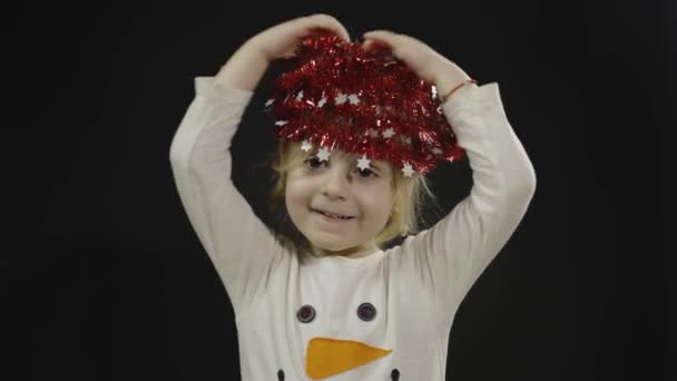 Boldog gyönyörű kislány hóember jelmezben. Karácsonykor. Vágj pofákat, táncolj — Stock videók